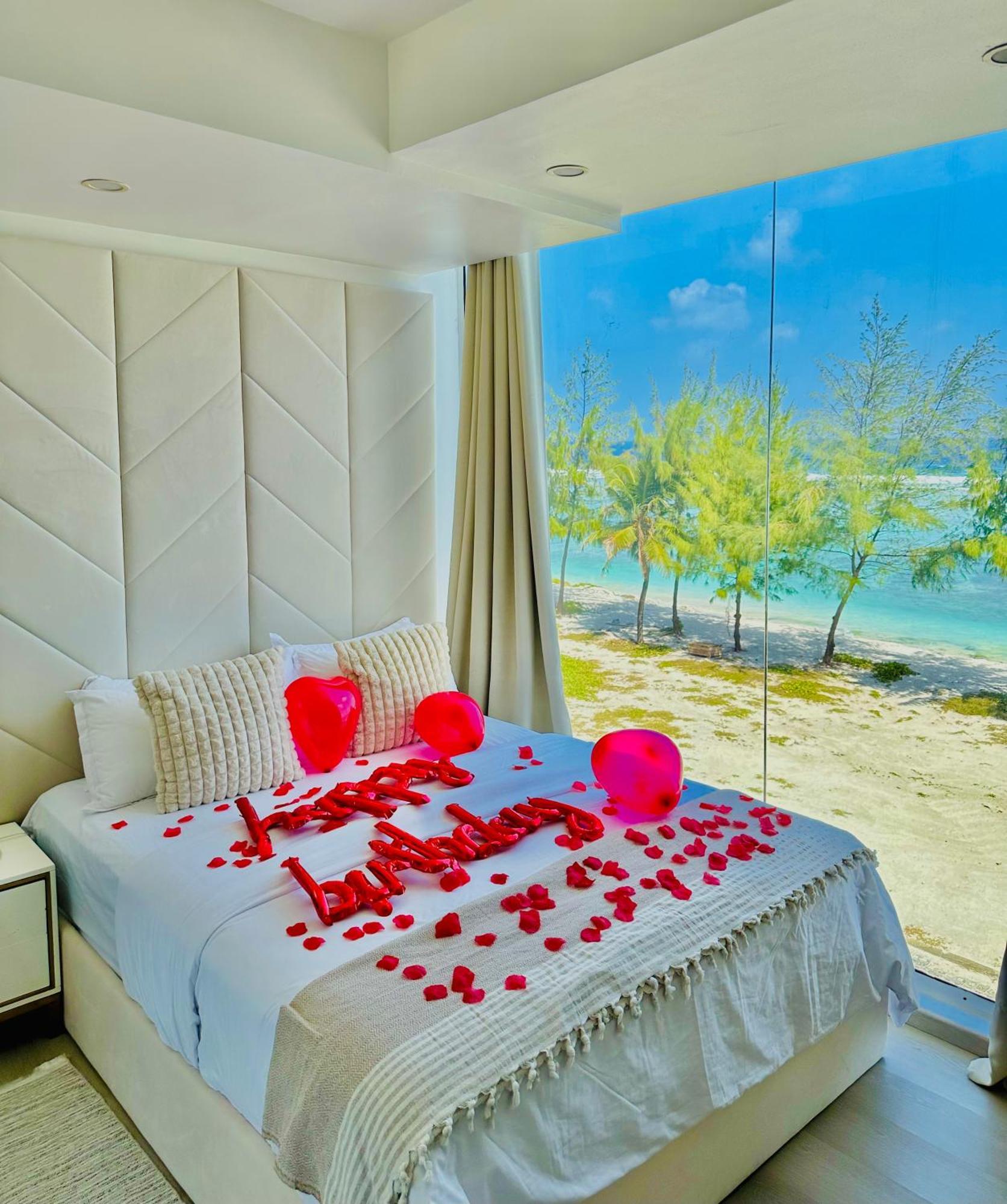Lazzlla Beach Front Apartments 훌루말레 외부 사진