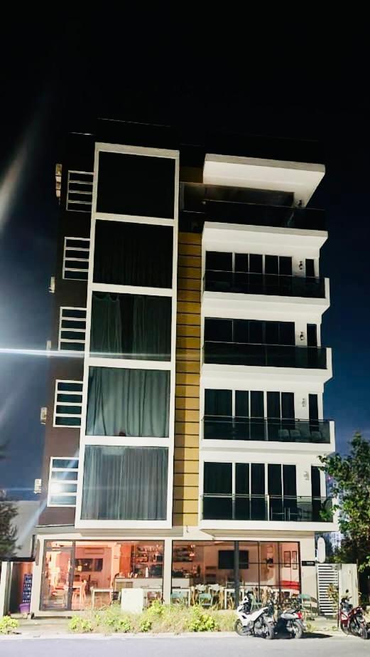 Lazzlla Beach Front Apartments 훌루말레 외부 사진